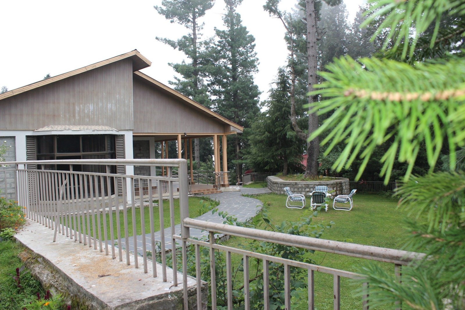 bLUE PINE HOTEL Nathigali